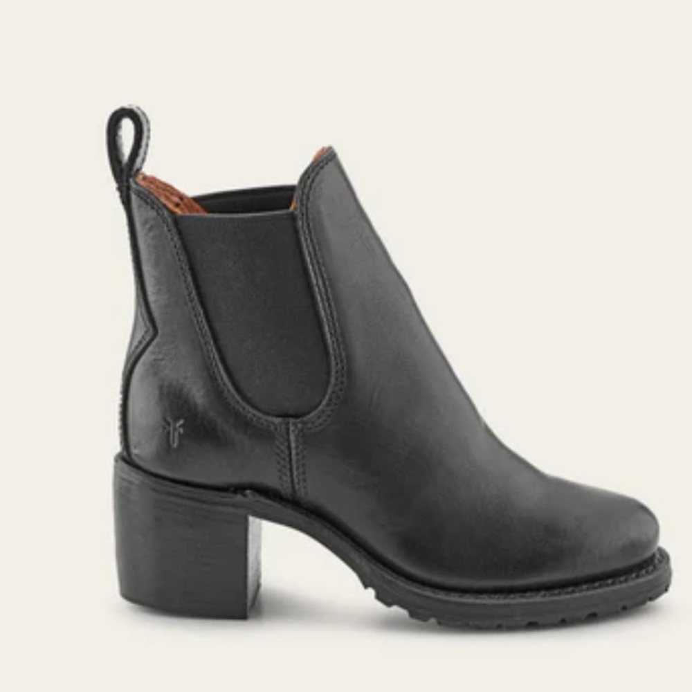 Frye Sabrina Chelsea boots Size 8 B102